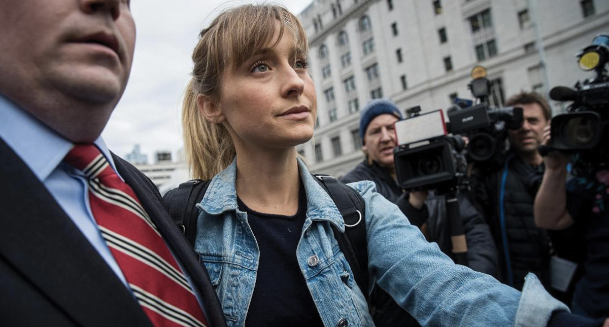 Actriz de ‘Smallville’ se declara culpable en caso de tráfico sexual Actriz de ‘Smallville’ se declara culpable en caso de tráfico sexual