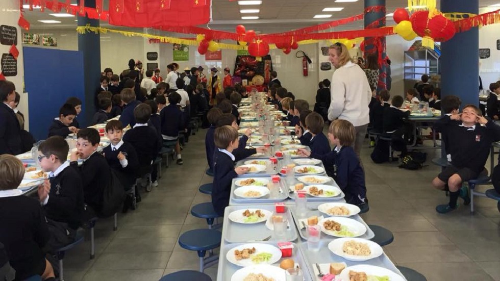 Se intoxican 120 alumnos y cinco profesores en escuela de Madrid - alumnos-del-everest-school-en-comedor