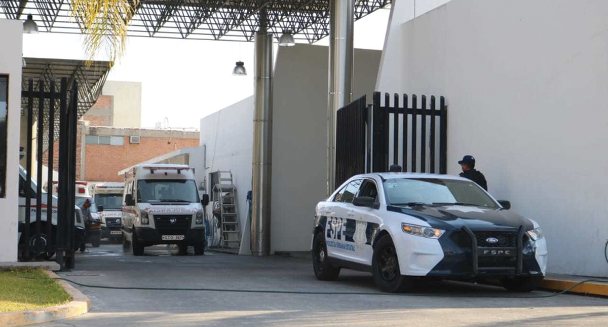 Una patrulla resguarda la Cruz Roja de Salamanca