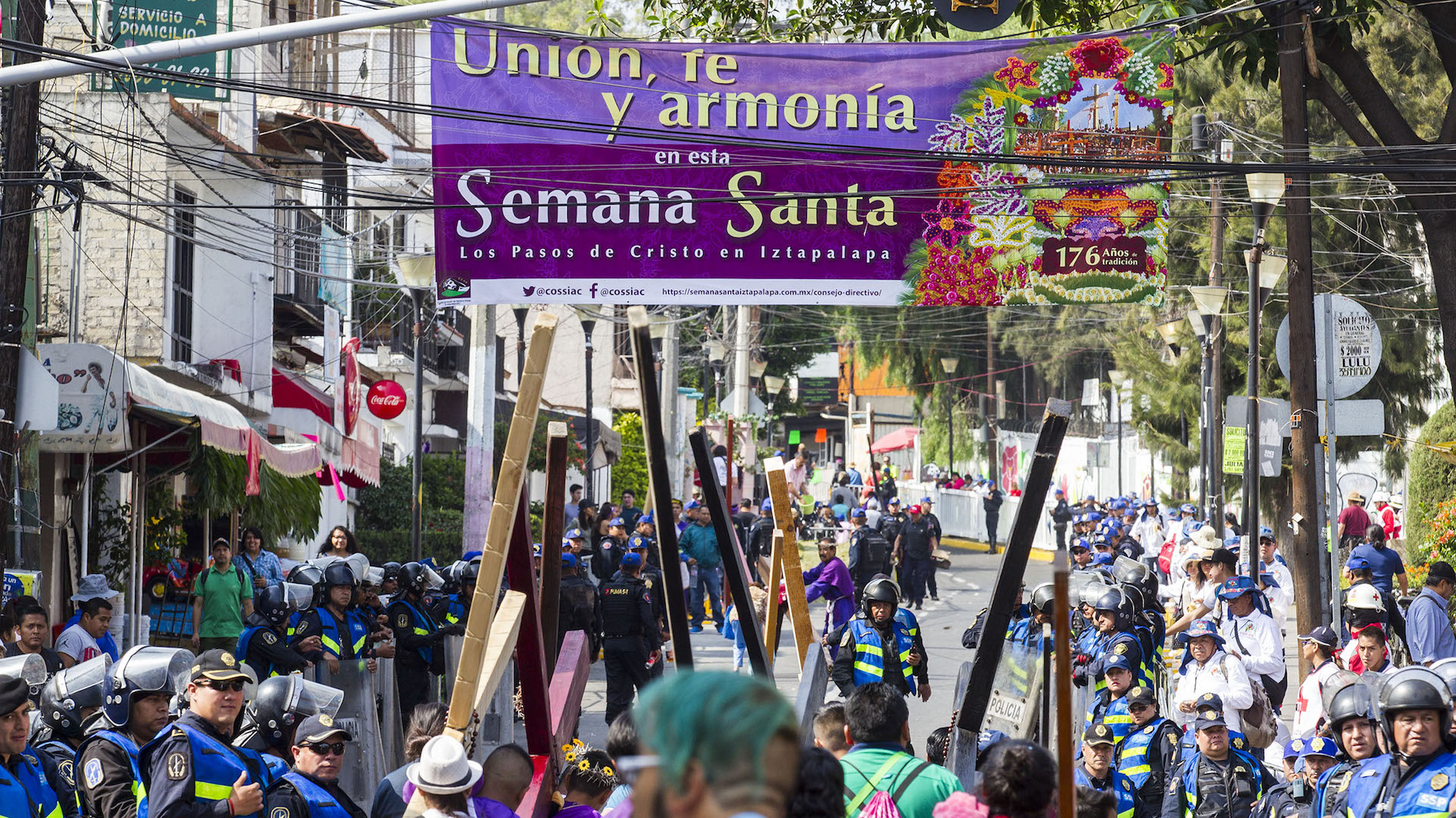 Nazarenos recorren las calles de Iztapalapa