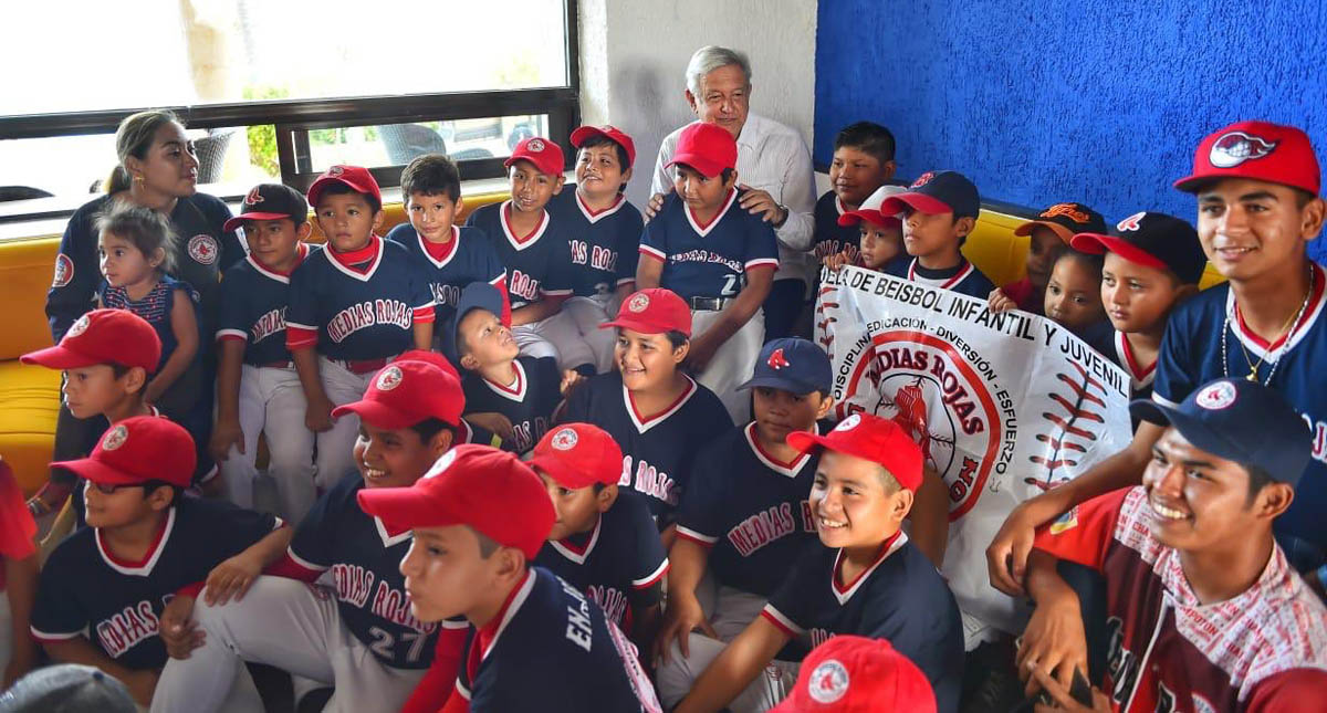 Liga infantil regala playera personalizada de béisbol a AMLO - amlo-con-liga-infantil-de-beisbol
