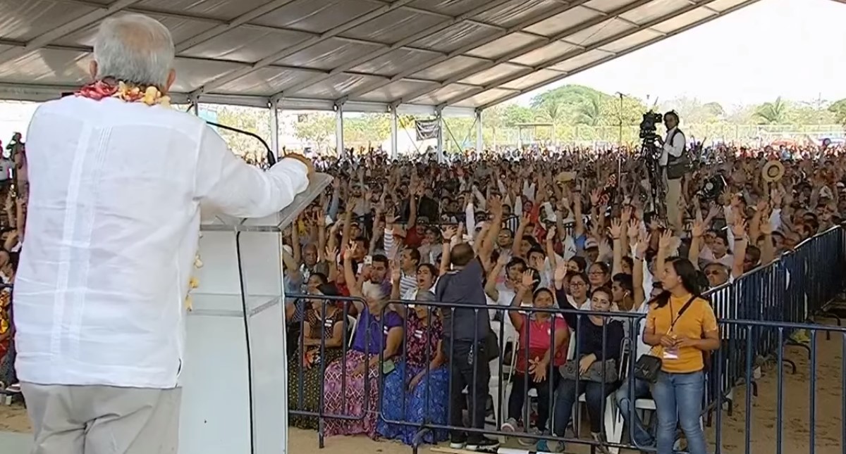López Obrador somete proyecto del Itsmo a consulta a mano alzada López Obrador somete proyecto del Itsmo a consulta a mano alzada
