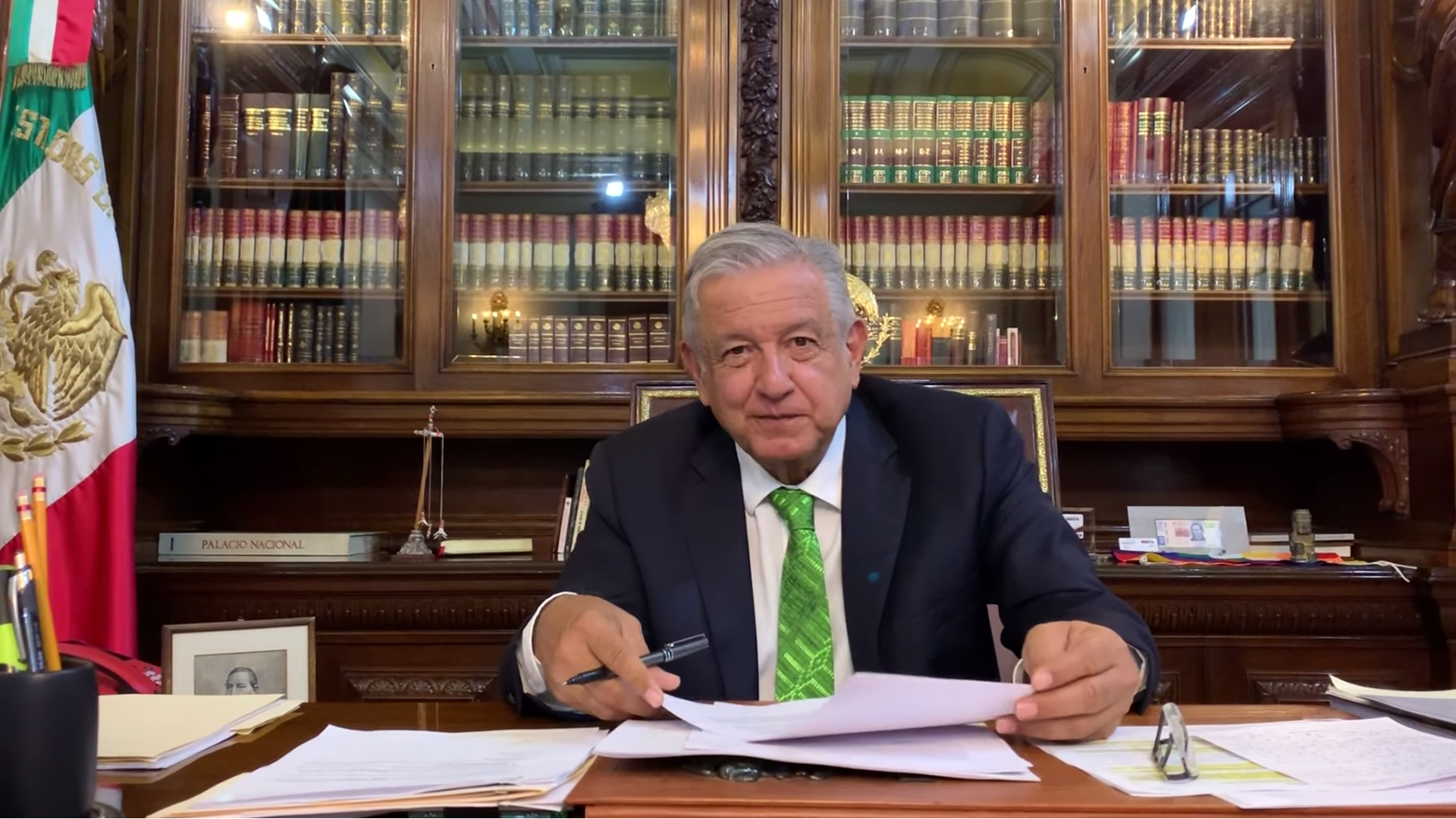 AMLO firma memorándum sobre cancelación de la reforma educativa AMLO firma memorándum sobre cancelación de la reforma educativa