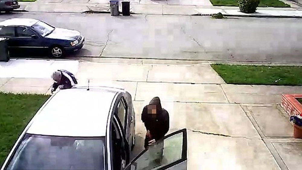 #Video Adolescente golpea a anciano para robarle auto