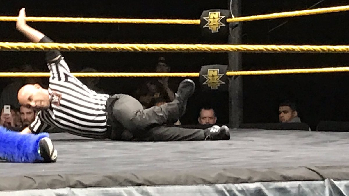 #Video Oponentes rompen pierna a réferi durante lucha