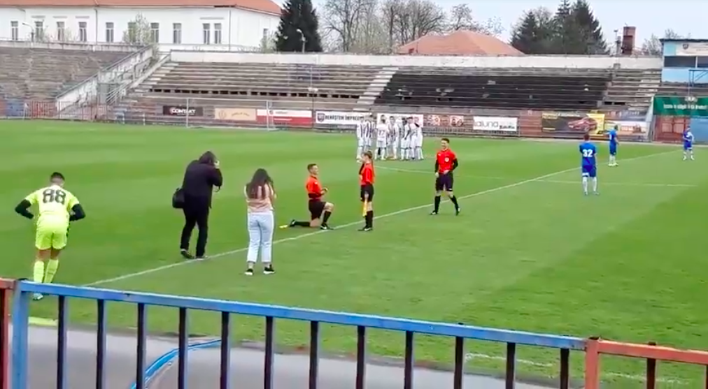 #Video Árbitro le pide matrimonio a su asistente en pleno campo