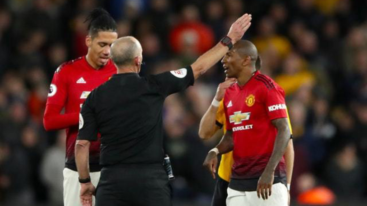 Árbitro saca su centésima tarjeta roja en la Premier League Árbitro saca su centésima tarjeta roja en la Premier League