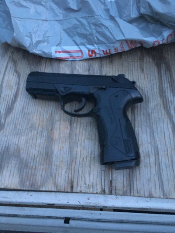 Detienen a hombre que se hacía pasar por agente de ICE - armas-falsa-e1556236205710