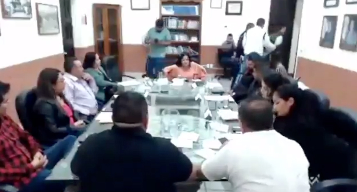 #Video Alcalde en Jalisco ordena arrestar a regidor en plena sesión