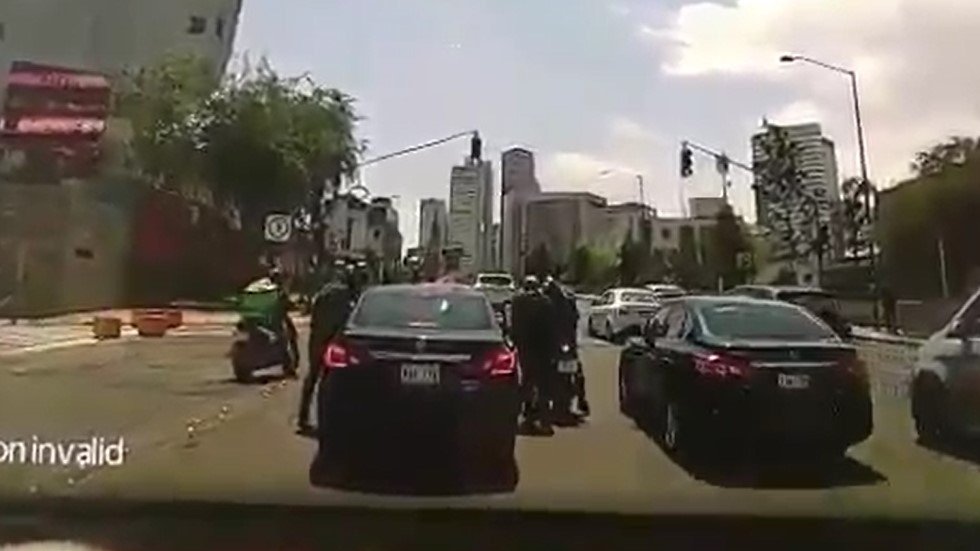 #Video 'Repartidores' de Uber Eats asaltan a automovilista - asalto-a-conductor-sobre-av-santa-fe