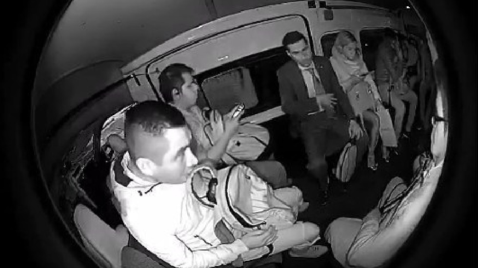 #Video Joven se opone a asalto en combi y pasajeros lo regañan