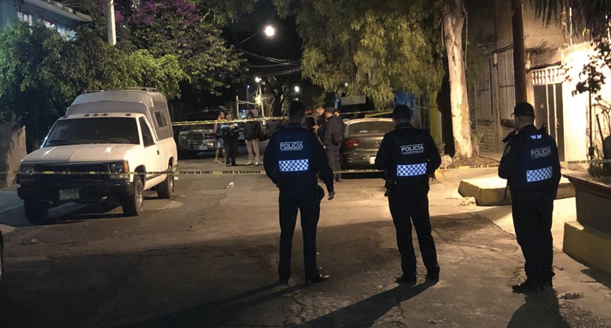 Encuentran cuerpo de hombre asesinado dentro de un auto en Coapa