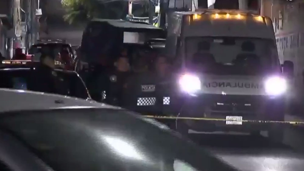 Asesinan a hombre a bordo de su auto en Iztapalapa