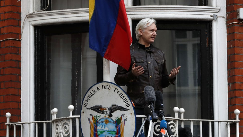 Retiran nacionalidad ecuatoriana a Assange