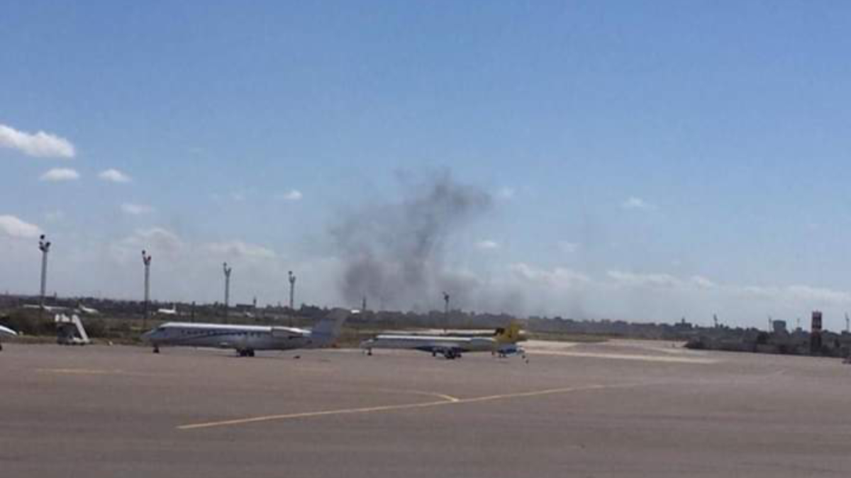 Atacan el único aeropuerto en funcionamiento en Trípoli