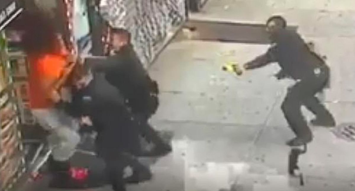 #Video Hombre vence a cuatro policías y los ataca con su propio taser