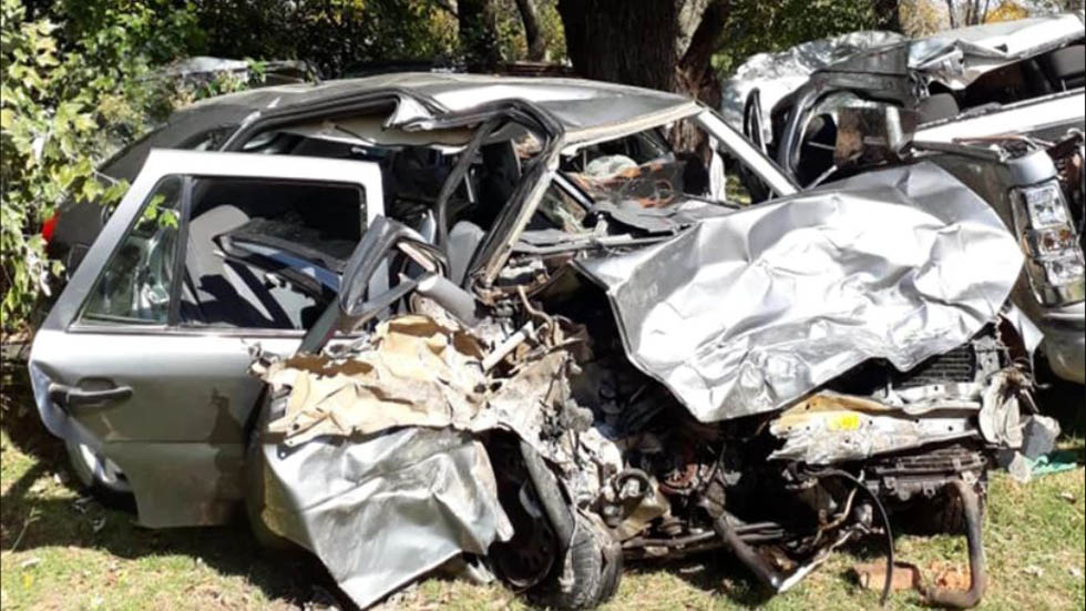 Choque de dos autos deja ocho muertos en Argentina - auto-en-el-que-viajaban-las-mujeres