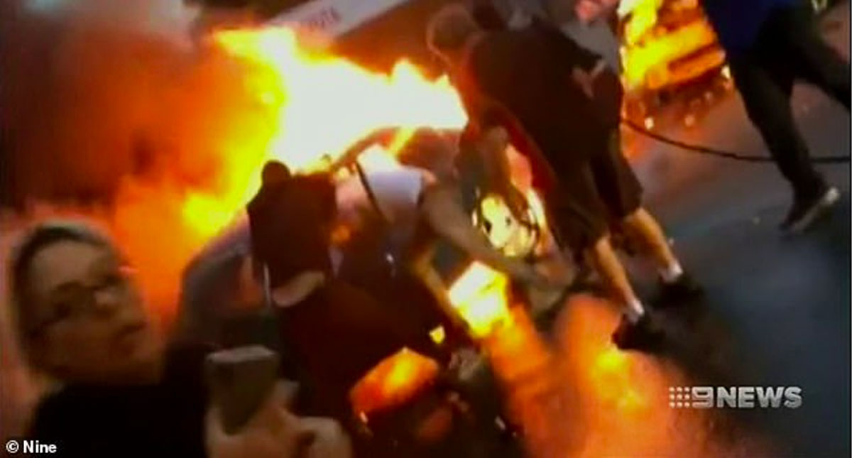 #Video Hombre rescata a conductor de auto en llamas