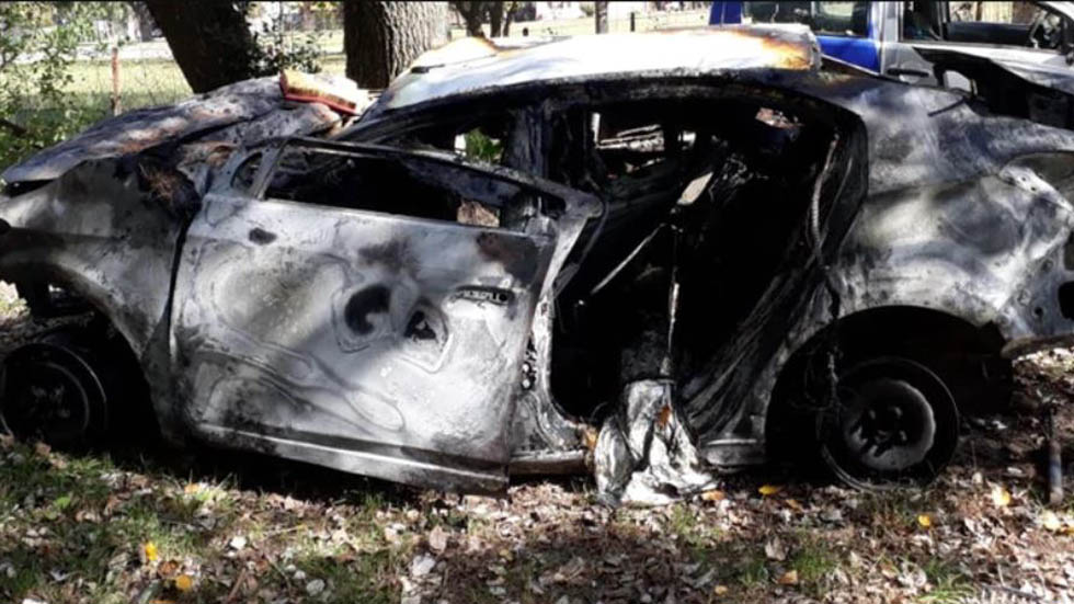 Choque de dos autos deja ocho muertos en Argentina - auto-incendiado