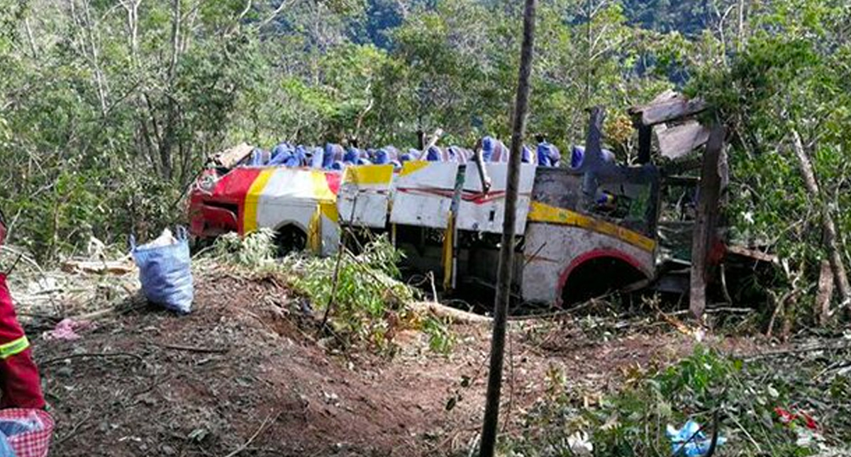 Cae autobús a precipicio con saldo de al menos 17 muertos en Bolivia