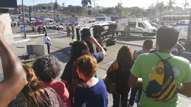 Choque entre automóvil y autobús de pasajeros deja 20 lesionados - autobus-tampico-choque-lesionados