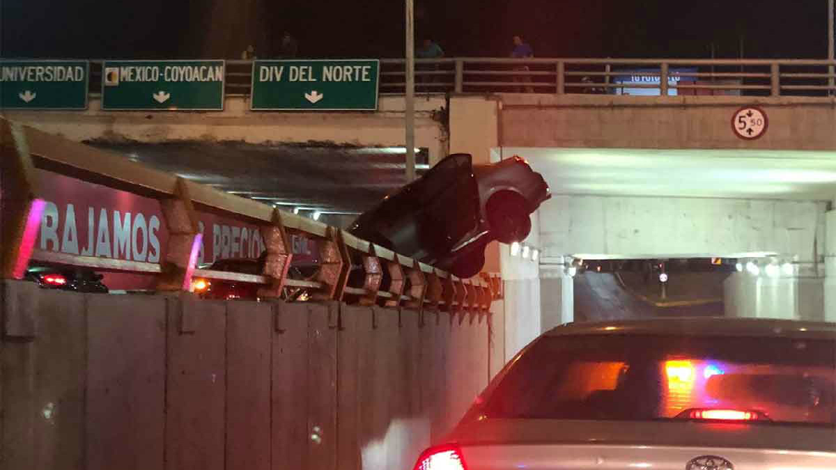 Automóvil choca contra muro y cuelga de puente en Río Churubusco