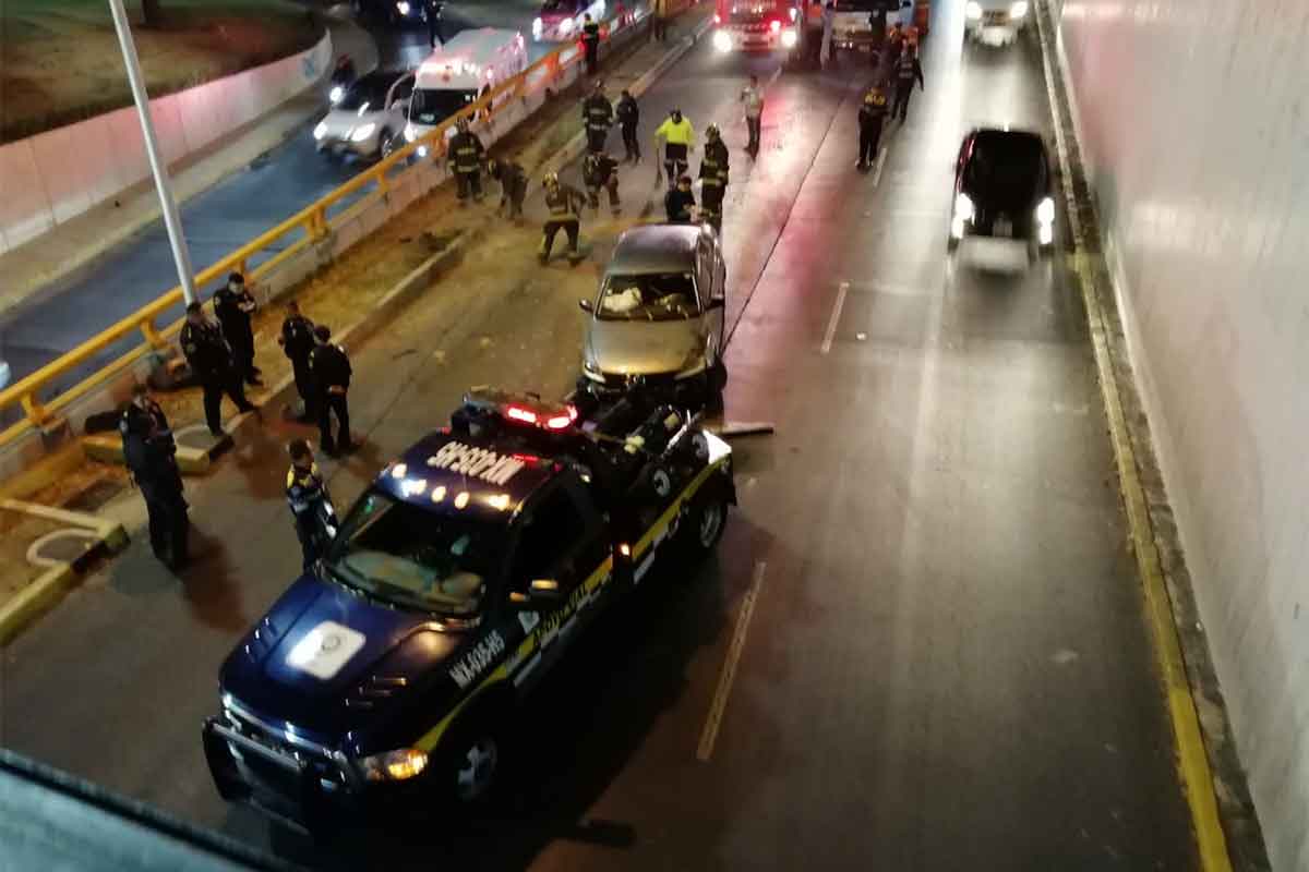 Automóvil choca contra muro y cuelga de puente en Río Churubusco - automovil-rio-churubusco