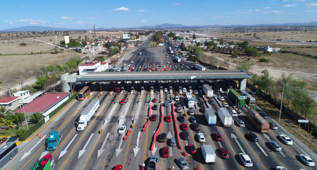 Intenso aforo vehicular en la México-Querétaro por salida de vacacionistas