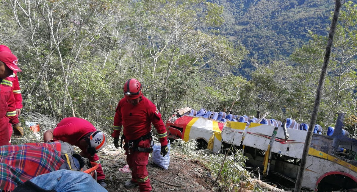 Aumenta a 25 cifra de muertos por accidente carretero en Bolivia