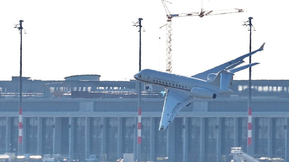 Alas de jet del gobierno alemán golpean la pista al aterrizar Alas de jet del gobierno alemán golpean la pista al aterrizar