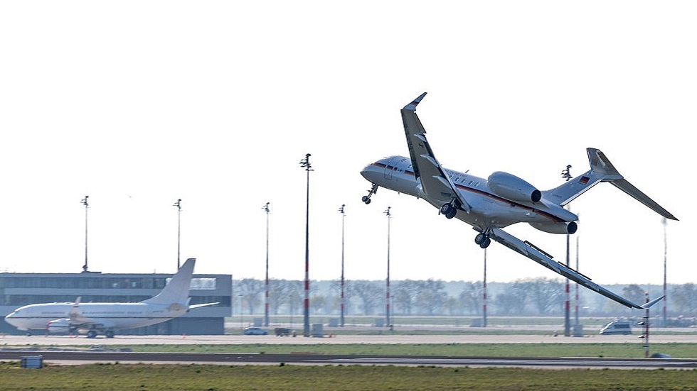 Alas de jet del gobierno alemán golpean la pista al aterrizar - avion-realizando-maniobras-para-aterrizar-a-salvo