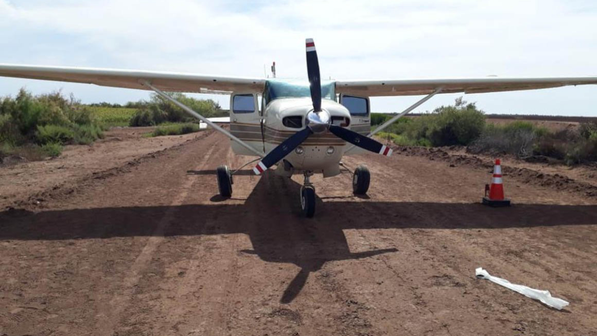 Aseguran aeronave con 400 kilos de mariguana en Sinaloa