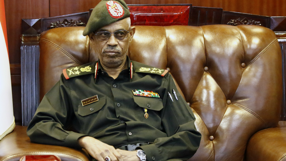 Júbilo de los manifestantes en Sudán tras dimisión del jefe de la junta militar