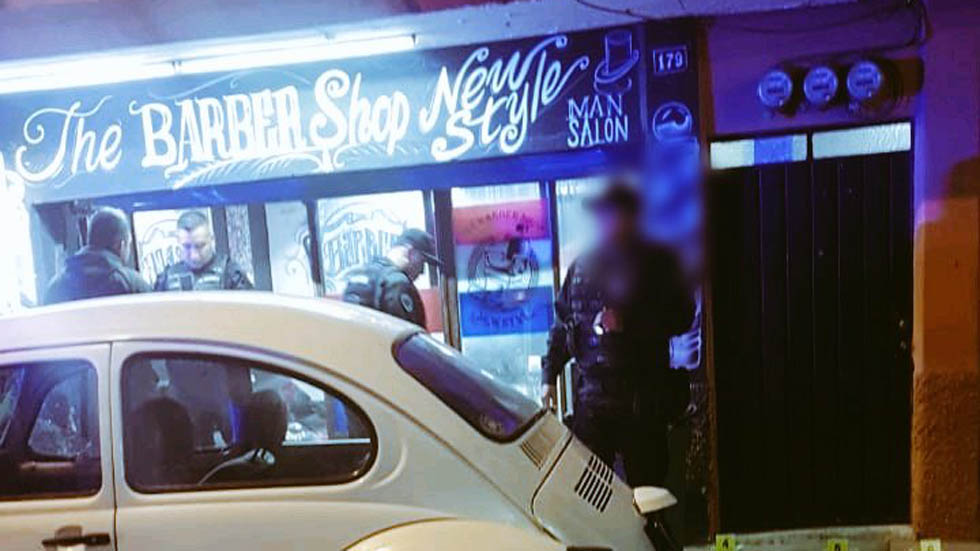 Matan a balazos a dos jóvenes en barbería de Neza
