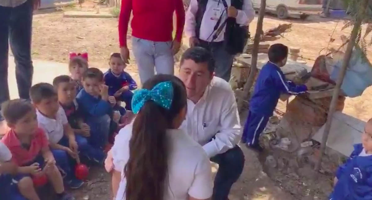 Alcalde de Ahome humilla a niña Alcalde de Ahome humilla a niña