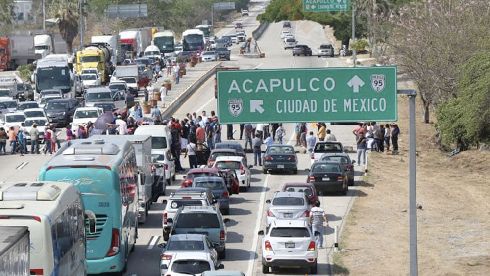 Padres bloquean Autopista del Sol por casi dos horas