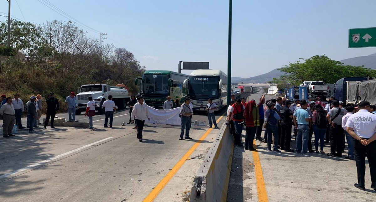 #Video Policía de Guerrero disuelve bloqueo en Autopista del Sol
