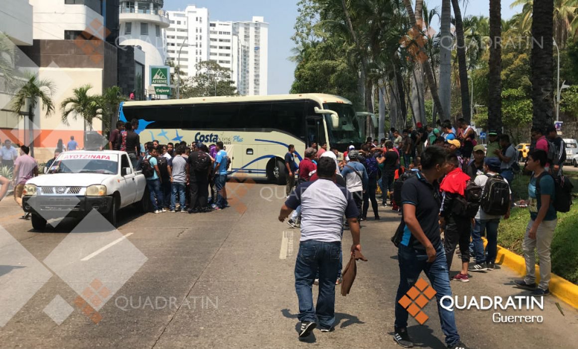 Normalistas de Ayotzinapa bloquean Costera Miguel Alemán en Acapulco - bloqueo-ayotzinapa-1160x700