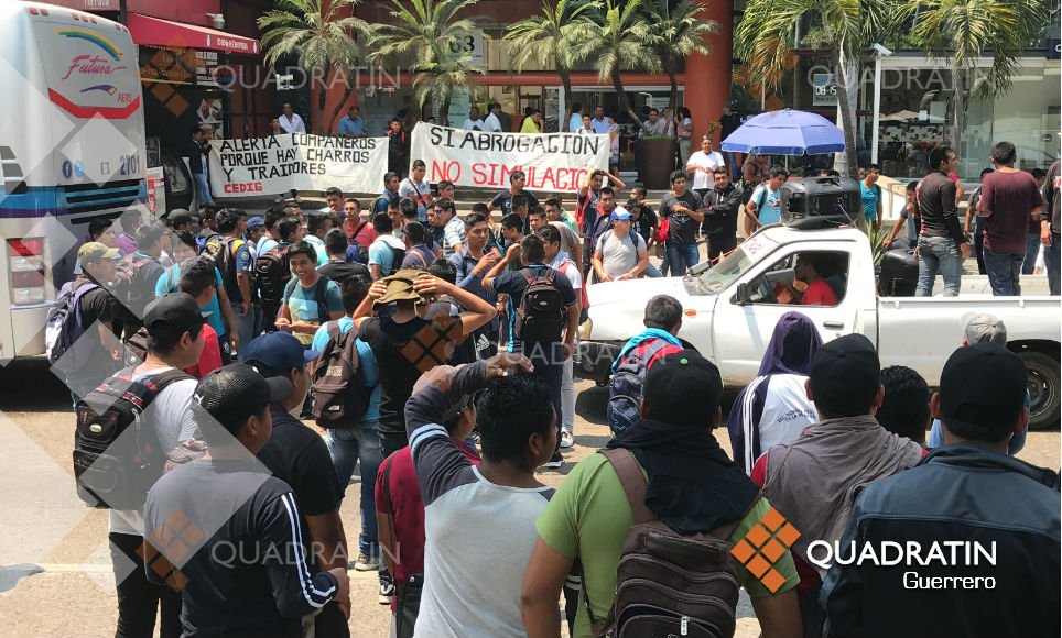 Normalistas de Ayotzinapa bloquean Costera Miguel Alemán en Acapulco - bloqueo-ayotzinapa1