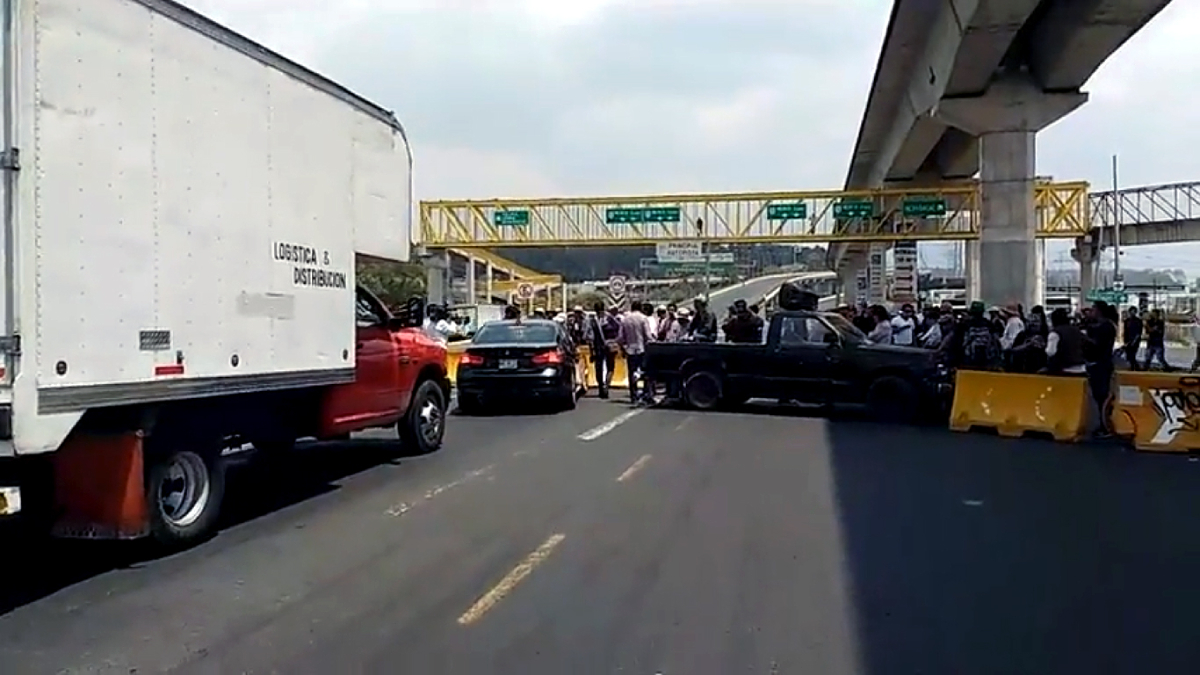 Manifestantes liberan la carretera México-Toluca