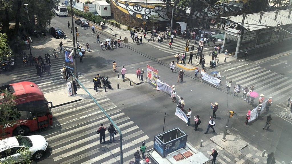 Damnificados del 19S bloquean Insurgentes Sur