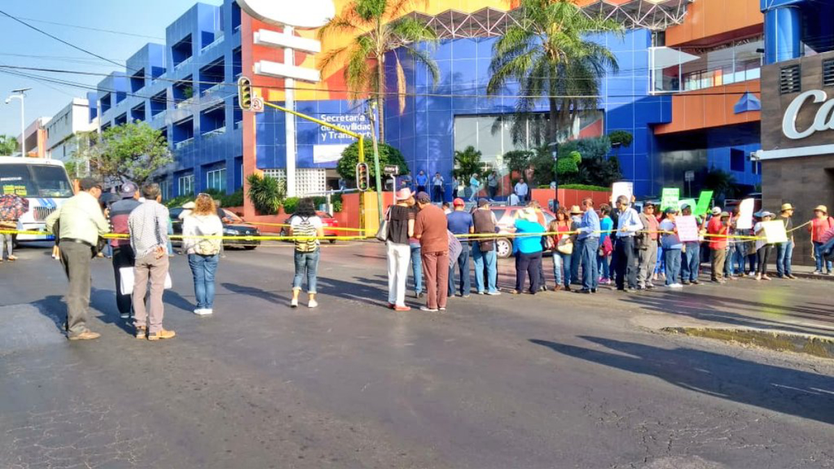 Jubilados de Cobaem bloquean la avenida Plan de Ayala en Cuernavaca