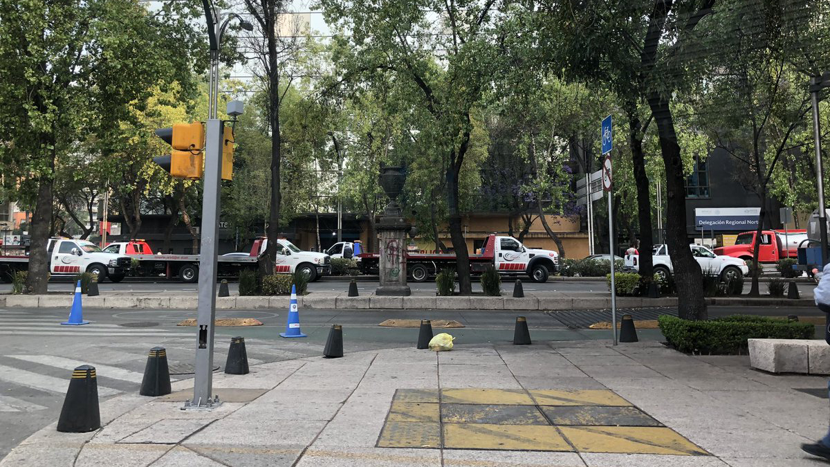 Manifestantes bloquean carriles centrales de Paseo de la Reforma