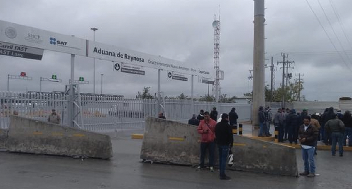 Campesinos bloquean cruce fronterizo en Reynosa