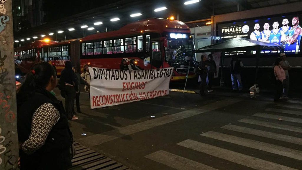 Continúa bloqueo de damnificados del 19S en Insurgentes Continúa bloqueo de damnificados del 19S en Insurgentes