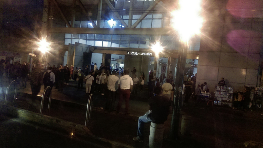 Bloquean taxistas regularizados avenida Tláhuac