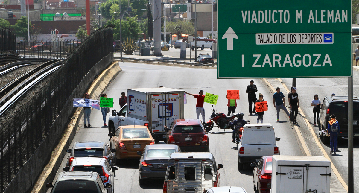 Padres de familia irrumpen escuela preescolar y bloquean el Circuito