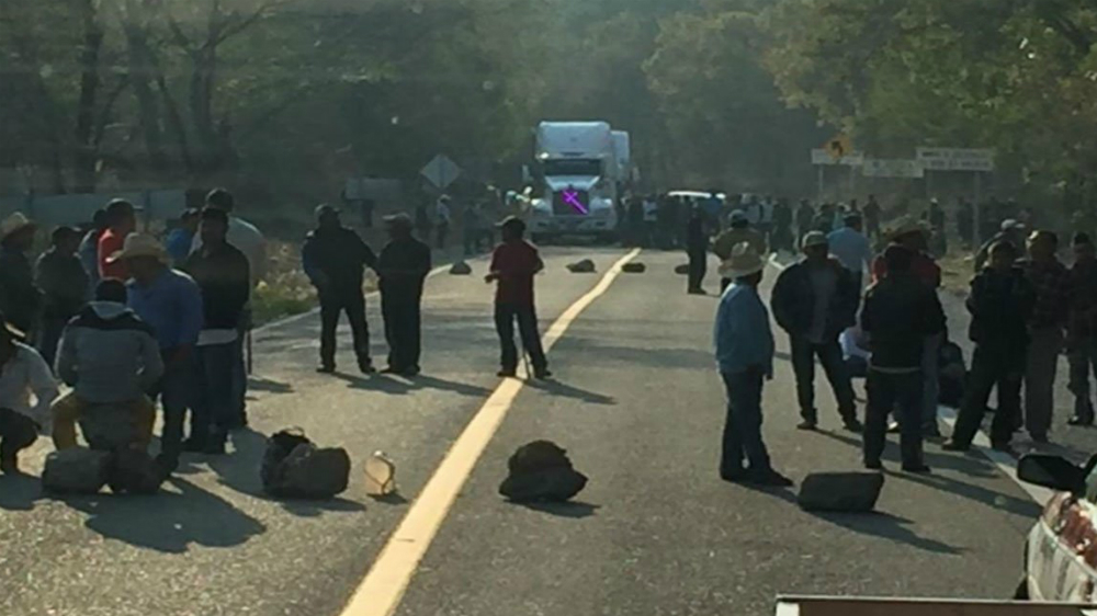 Sujetos bloquean varios tramos carreteros en Oaxaca