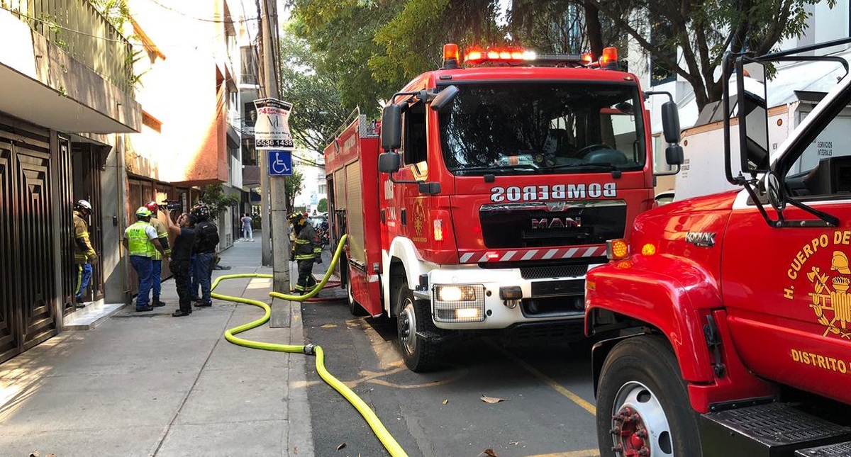 Rescatan a dos menores de incendio en la Nápoles