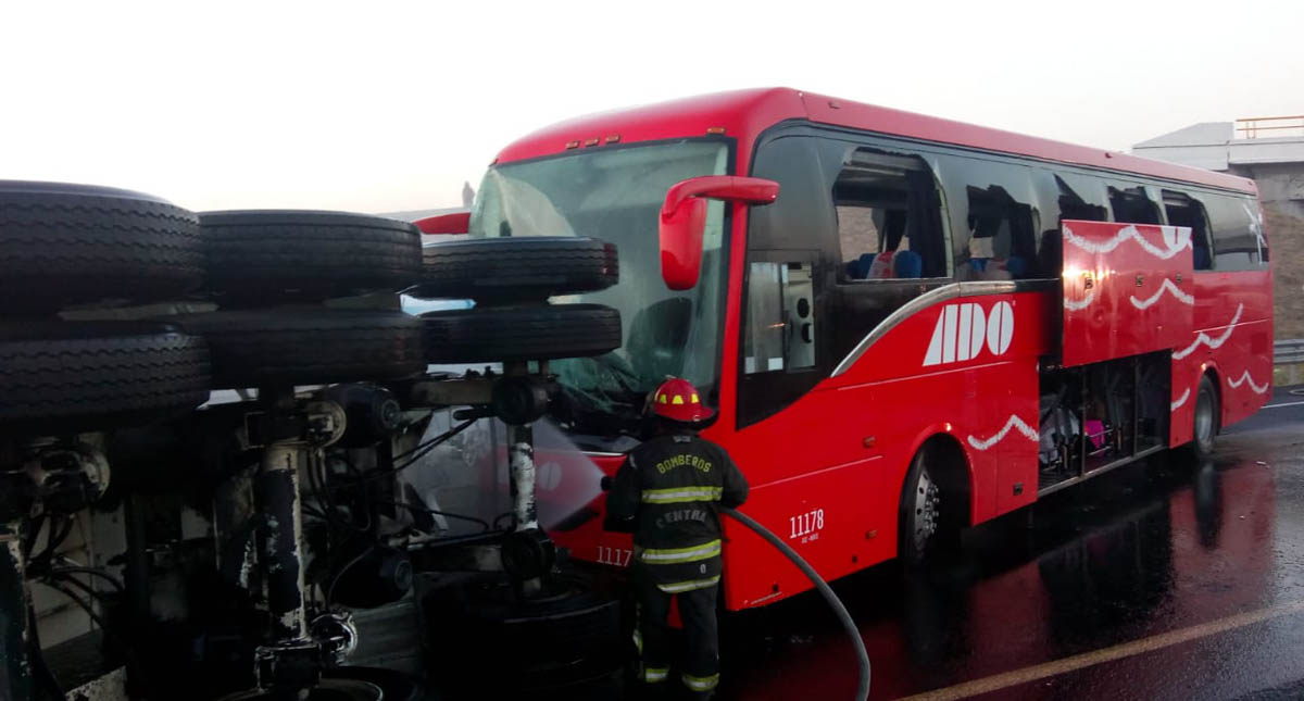 Reabren la México-Tulancingo tras choque de pipa contra autobús - bomberos-evitando-nuevo-incendio-del-gas-lp-regado-por-pipa